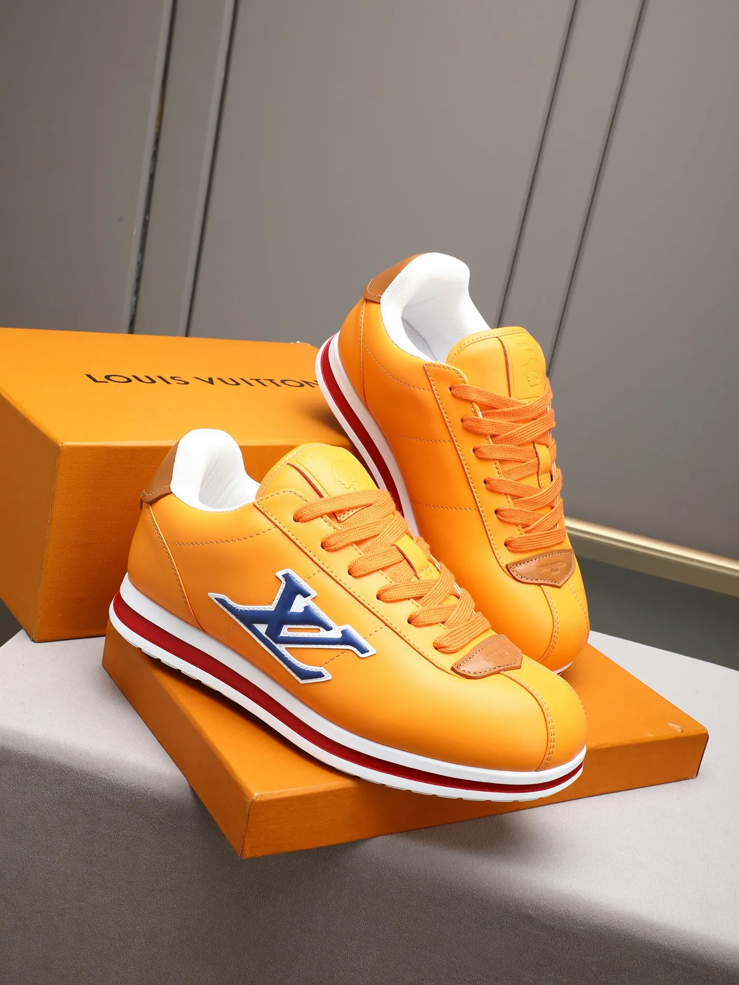 PP560 LV Louis Vuitton L Jialu Brand Runner Tatic Series Thick-soled Casual Sports Shoes Running Shoes Original purchase, development and production This LV Runner Tatic sports shoe combines technical materials such as mesh fabric and ribbons to interpret the inspiration of traditional mountaineering shoes. LV letters are written on one side, the lariat buckle of the quick lacing system is embellished with Monogram flowers and Louis Vuitton logos, and the light and wear-resistant rubber outsole completes the whole. ▪️Fabric: Original imported cowhide + mesh ▪️Inner lining: Original customized breathable mesh ▪️Sole: Original open-molded anti-slip rubber combination material ▪️Size: Men's 38-44 (customized for 45 and 46)